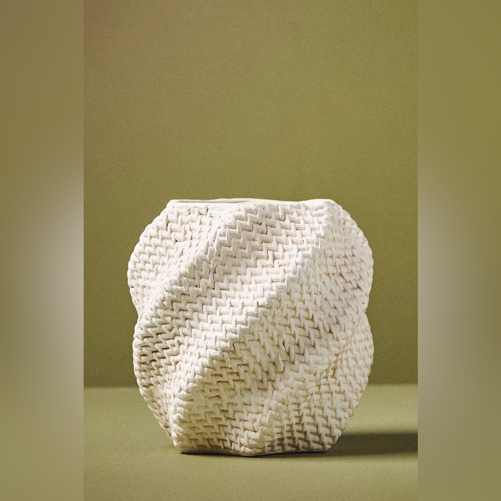 Anthropologie LENNON TEXTURED PLANTER
Style No.  4554G810AA Color: Cream
Size: L - Picture 6 of 9